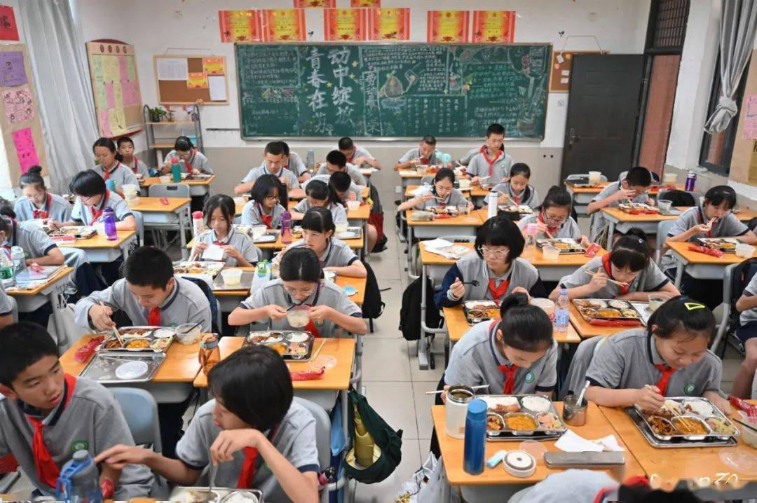 武漢食堂承包，武漢江夏學(xué)校食堂將全面建成“互聯(lián)網(wǎng)+明廚亮灶”