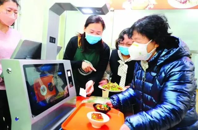 下吃孩子飯桌，上吃社區(qū)食堂，天津年輕人“蹭飯”成新潮