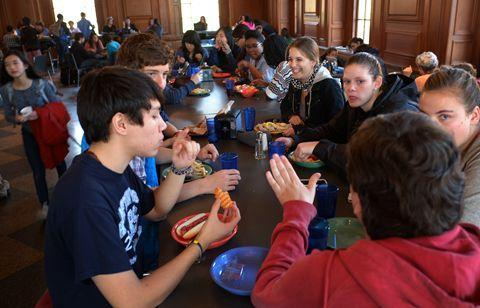 食堂承包看世界，了解國外學(xué)校食堂主要經(jīng)營管理模式